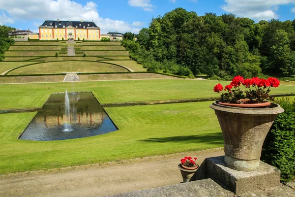 Zamek Ledreborg Danii Pięknym Parkiem Piękny Widok Dla Turystów — Zdjęcie stockowe
