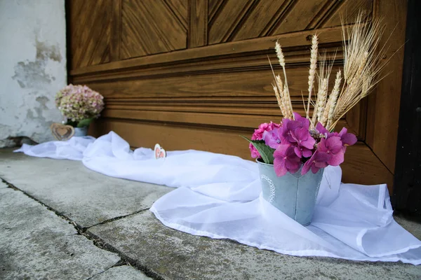 Décoration Pour Mariage Quelques Fleurs Dans Seau Avec Grain — Photo