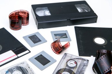 Resim, video, ses veya veri kaydetmek ya da kaydetmek için kullanılan eski bir ses donanımı grubu. Disket, ses ve video kasetleri