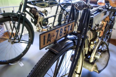 Çerçevesi, motoru, yakıt deposu ve yakıt kablosu olan eski motosikletin ayrıntıları. Ayrıca eski plakalı..