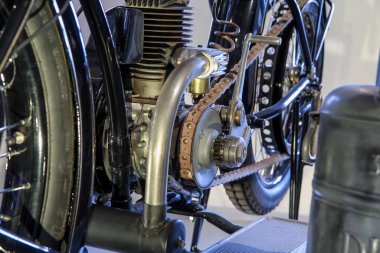 Çerçevesi, motoru, yakıt deposu ve elektrik nakli için deri kemeri olan eski motosikletin ayrıntıları..
