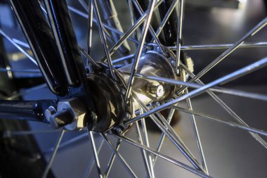 Çerçevesi, süspansiyonu ve bağcıklı ön tekerleği olan eski motosikletin ayrıntıları..