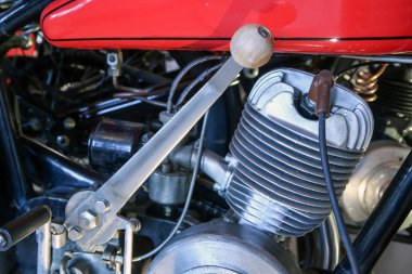 Çerçevesi, motoru, yakıt deposu ve vites kolu olan eski motosikletin ayrıntıları..