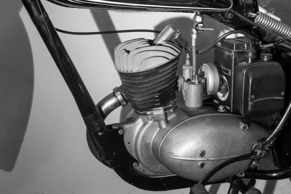 带有车架 发动机 燃料箱和燃料铅的旧摩托车的细节 — 图库照片