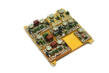 Birkaç elektronik bileşeni olan eski devre kartı..