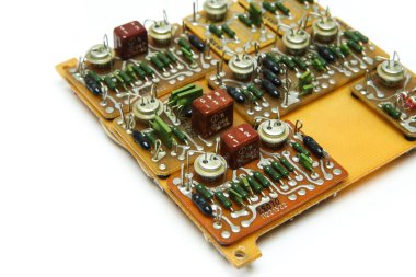 Birkaç elektronik bileşeni olan eski devre kartı..