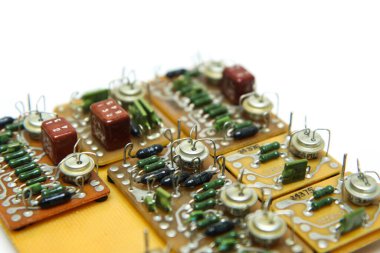 Birkaç elektronik bileşeni olan eski devre kartı..