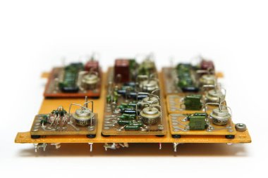 Birkaç elektronik bileşeni olan eski devre kartı..