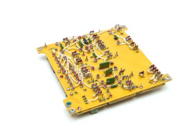 Birkaç elektronik bileşeni olan eski devre kartı..