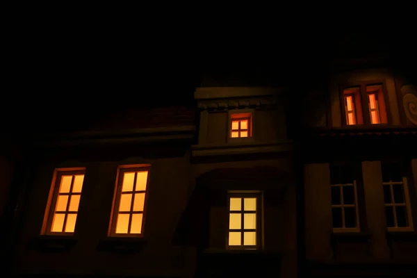 ライトと窓だけが見える古い街のモデルの写真 — ストック写真