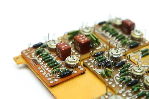 Birkaç elektronik bileşeni olan eski devre kartı..