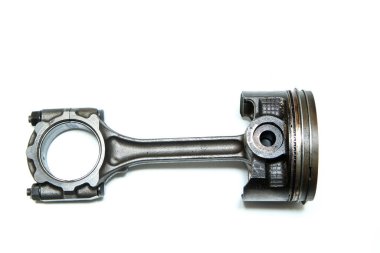 Spor motorunun bağlantı çubuğuyla birlikte kullanılan ve kirli piston beyaz arka planda izole edilmiş..