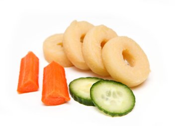 Geleneksel Çek mermisi kokulu peyniri kaymak peyniri ve sebzelerle birlikte yapılır. Beyaz bir arkaplanda izole edilmiş.