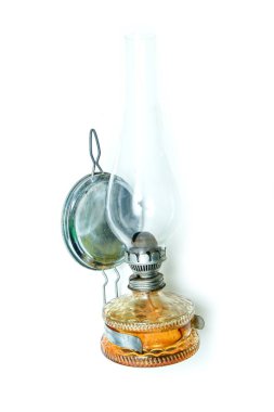 Beyaz arka planda izole edilmiş geleneksel eski retro ya da eski model petrol lambası.