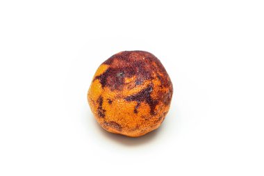 Sıradan, eski ve kuru bir mandalinanın resmi. İçinde oldukça kuru bir posası var. Yemek için pek iyi değil..