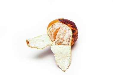 Sıradan, eski ve kuru bir mandalinanın resmi. İçinde oldukça kuru bir posası var. Yemek için pek iyi değil..