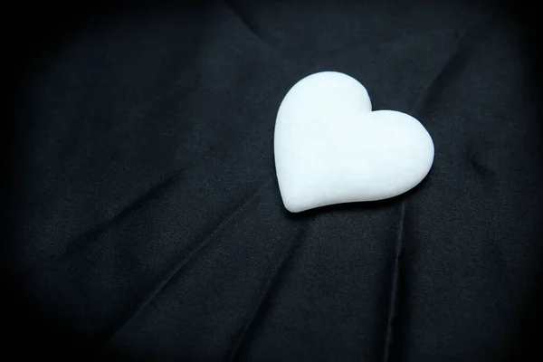 Det Vita Marmorstenshjärtat Som Ligger Den Svarta Satinen Romantisk Bakgrund — Stockfoto