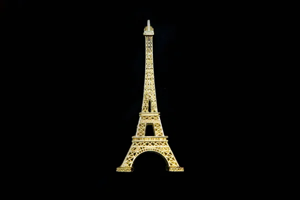 パリのお土産として小さな黄金のエッフェル塔 黒い背景に隔離された — ストック写真