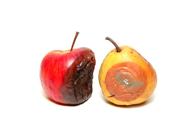 食べられない腐ったリンゴとカビ梨 白い背景に隔離された — ストック写真