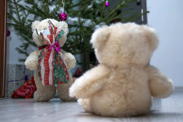 Dos Bonitos Osos Peluche Están Sentados Junto Árbol Navidad Uno — Foto de Stock