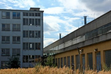 Şehir yakınlarında terk edilmiş bir fabrika kaşifleri bekliyor..