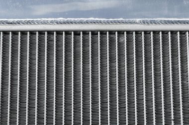 Arabaların alüminyum spor radyatörünün parçalanması..