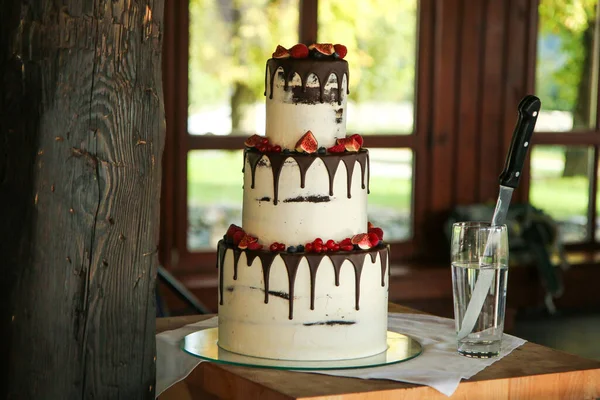 Uma Imagem Detalhada Grande Bolo Casamento Com Frutas Floresta Morangos — Fotografia de Stock