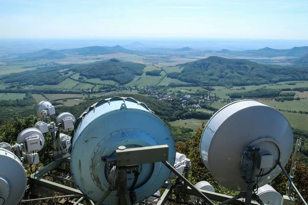 Les Antennes Télécommunication Sur Haute Colline Couvrant Tout Terrain Avec — Photo