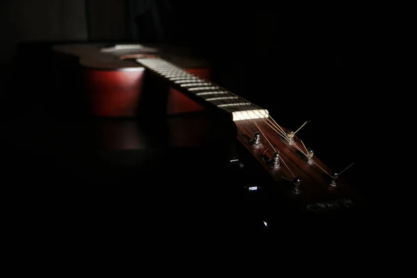 Uma Imagem Sombreada Uma Guitarra Encontra Escuro Com Apenas Uma — Fotografia de Stock