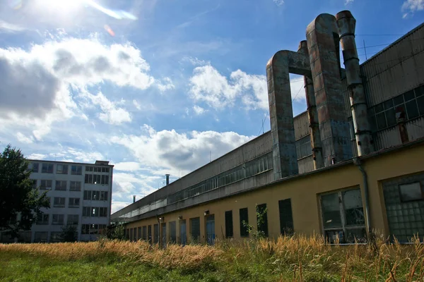 Una Fábrica Abandonada Cerca Una Ciudad Está Esperando Los Exploradores — Foto de Stock