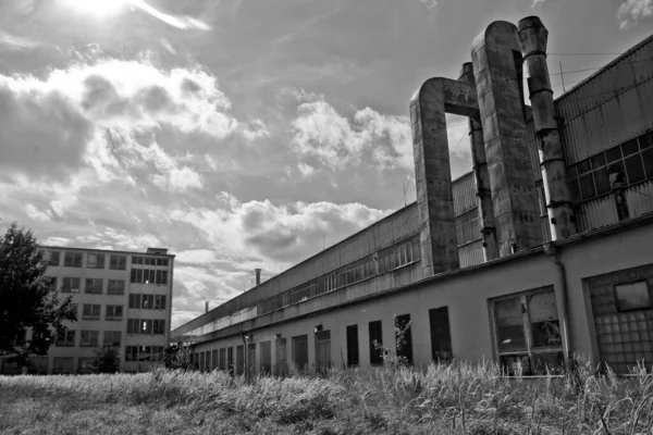 Şehir Yakınlarında Terk Edilmiş Bir Fabrika Kaşifleri Bekliyor — Stok fotoğraf