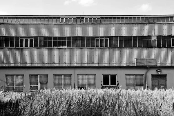 Ένα Εγκαταλελειμμένο Εργοστάσιο Κοντά Μια Πόλη Περιμένει Τους Εξερευνητές — Φωτογραφία Αρχείου