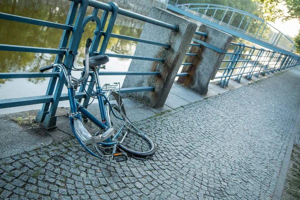 Uma Bicicleta Quebrada Trancada Corrimão Rio Centro Cidade Roda Dianteira — Fotografia de Stock