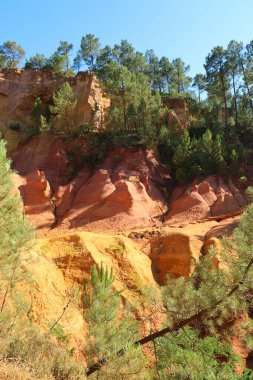 Fransa 'da Roussillon' un güzel sarı ve kırmızı kumtaşı kayaları. Güzel doğal manzara ve turistik cazibe..