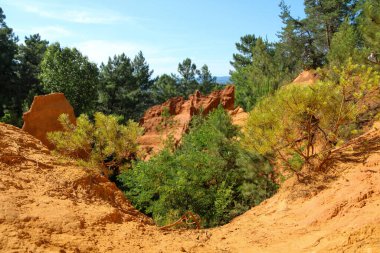 Fransa 'da Roussillon' un güzel sarı ve kırmızı kumtaşı kayaları. Güzel doğal manzara ve turistik cazibe..