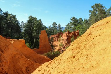 Fransa 'da Roussillon' un güzel sarı ve kırmızı kumtaşı kayaları. Güzel doğal manzara ve turistik cazibe..