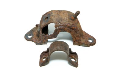 Aşırı gelişmiş paslı demir parçaları beyaz arka planda izole edilmiş..