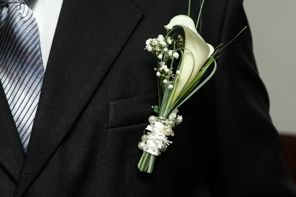Egy Részlet Vőlegényvirágról Ami Öltönyre Van Tűzve Hagyományos Dekoráció Esküvőre — Stock Fotó