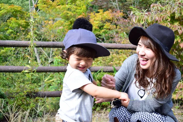 年轻的日本妈妈正和她的儿子玩 — 图库照片