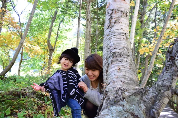 Giovane madre giapponese sta giocando con suo figlio — Foto Stock