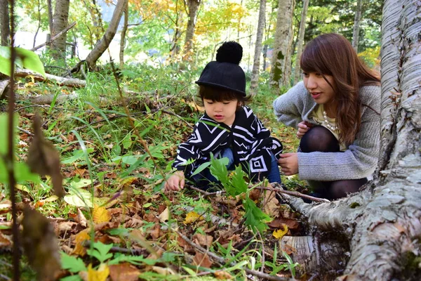 年轻的日本妈妈正和她的儿子玩 — 图库照片