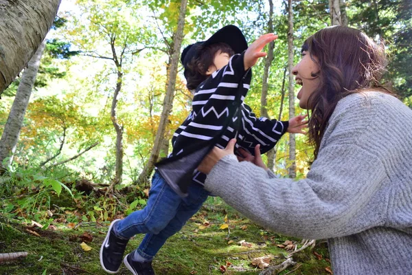 Νεαρή Γιαπωνέζα μητέρα παίζει με το γιο της — Φωτογραφία Αρχείου