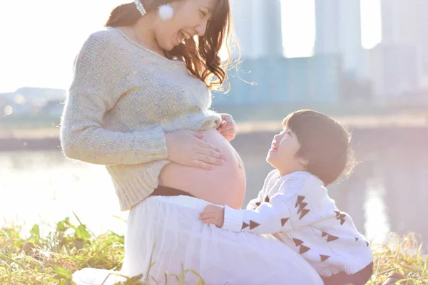 Mamá teniendo un bebé con su hijo —  Fotos de Stock