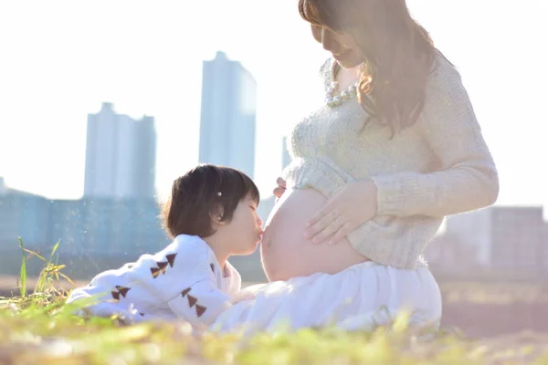 Mamá teniendo un bebé con su hijo —  Fotos de Stock