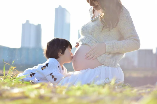 Mamá teniendo un bebé con su hijo —  Fotos de Stock