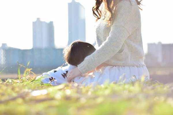 Mãe ter bebê com seu filho — Fotografia de Stock