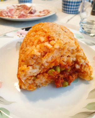 Ev yapımı pilav ve et sosu ile arancino gibi.