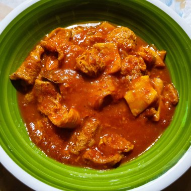 Yeşil tabakta soslu işkembe.