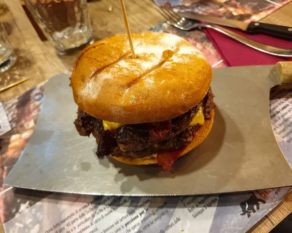 Cheeseburger Served Special Plate — Stock Photo, Image