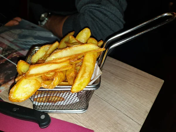 Batatas Fritas Servidas Cesto Fritadeira — Fotografia de Stock